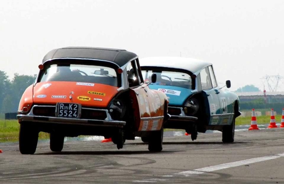 can a Citroën DS drive on three wheels